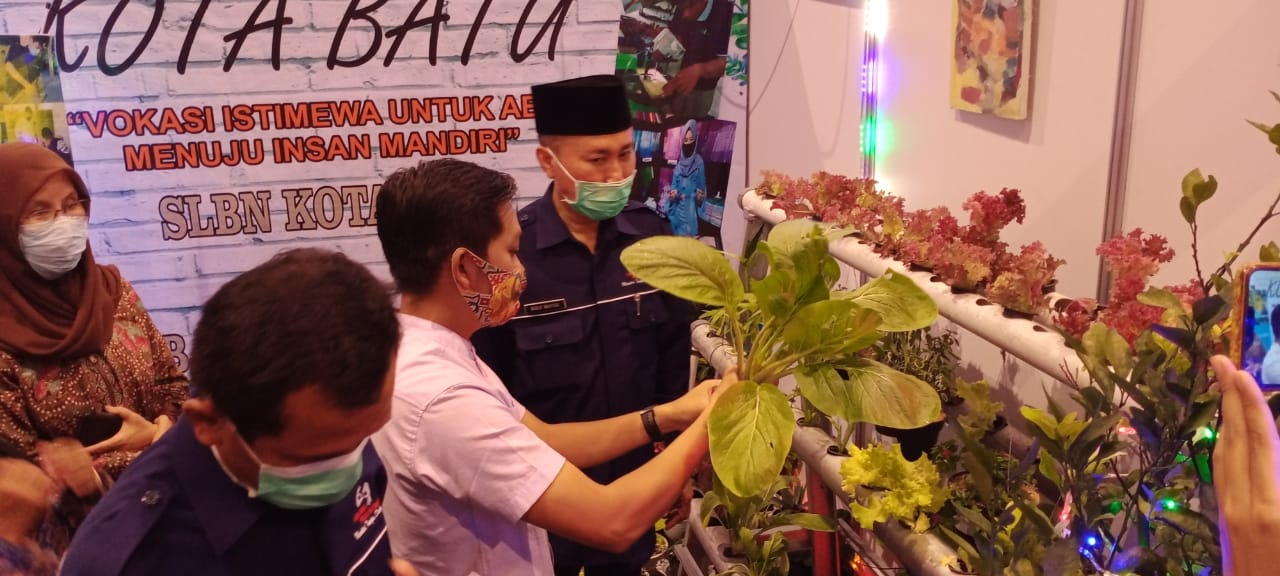 Kepala Dinas Pendidikan Prov. Jatim Wahid Wahyudi (kiri) melihat stan yang memajang kreasi pelajar penyandang disabilitas di Hotel Batusuki.(Nugraha Perdana/Radar Malang)
