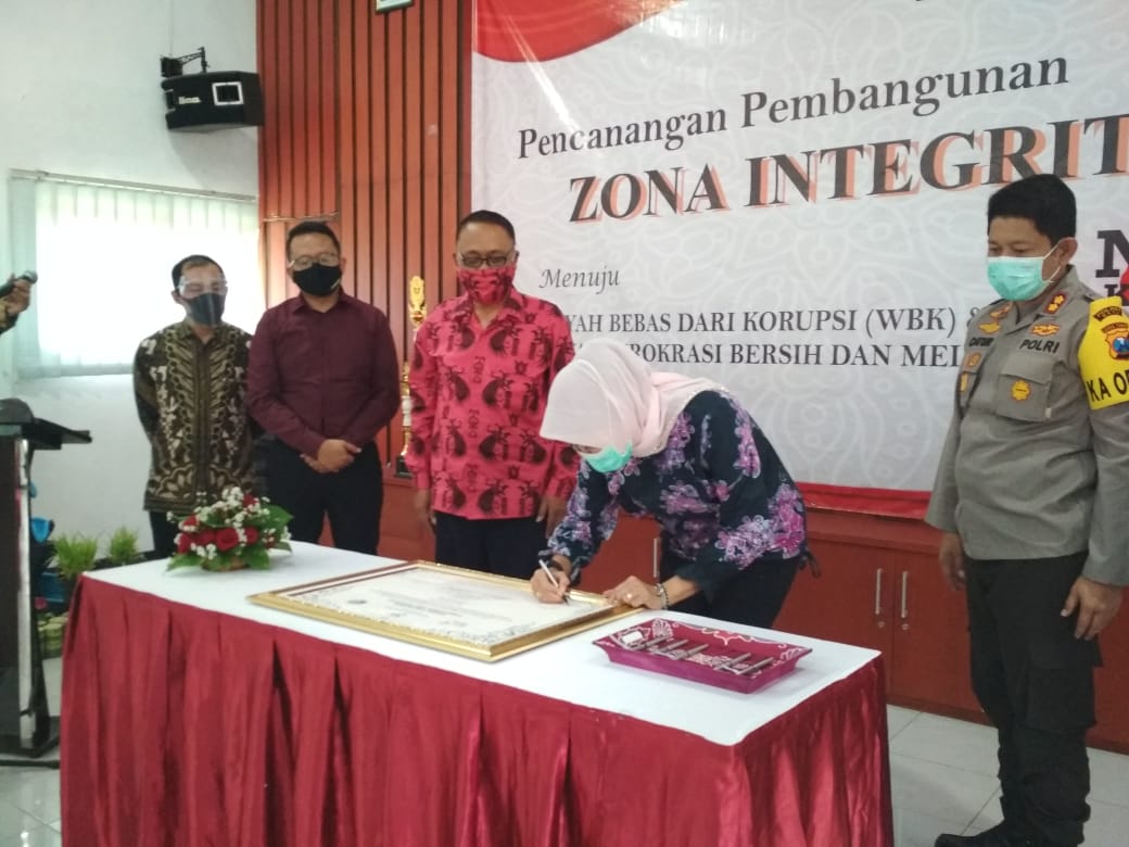 Penandatangan komitmen Zona Integritas dan Wilayah Bebas Korupsi yang dilakukan di kantor BPS Kota Batu. (Wildan Agta Affirdausy/Radar Malang)