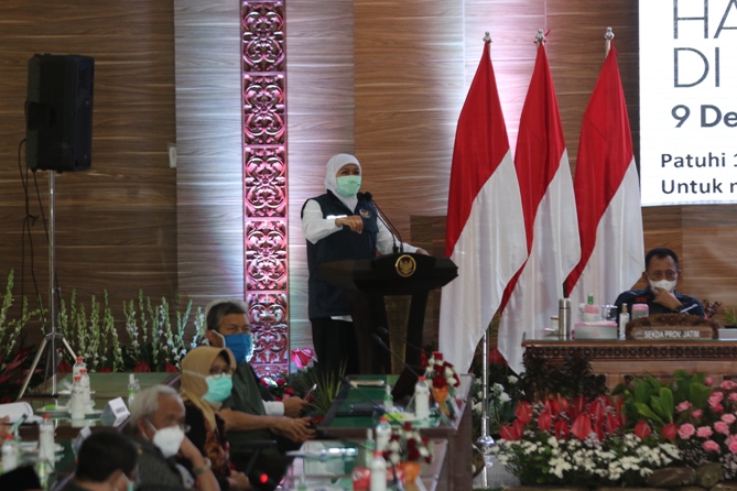 Gubernur Jawa Timur Khofifah Indar Parawansa saat rakor penanganan Covid-19 bersama Forkopimda Malang Raya beberapa waktu lalu. (Darmono/Radar Malang)