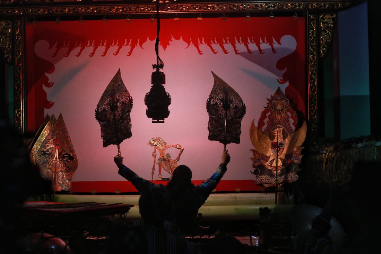 Pertunjukan wayang di Pondok Pesantren Sabilurrosyad dalam rangka haul Gus Dur ke 11. (Rubianto / Radar Malang)