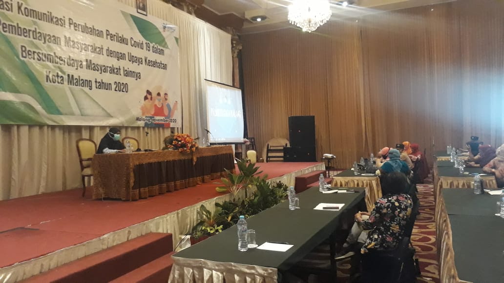 Staf Seksi Promosi Kesehatan Dinkes Provinsi Jatim, Ismayani saat memberikan materi dihadapan para peserta seminar. (Ubaidillah / Radar Malang)