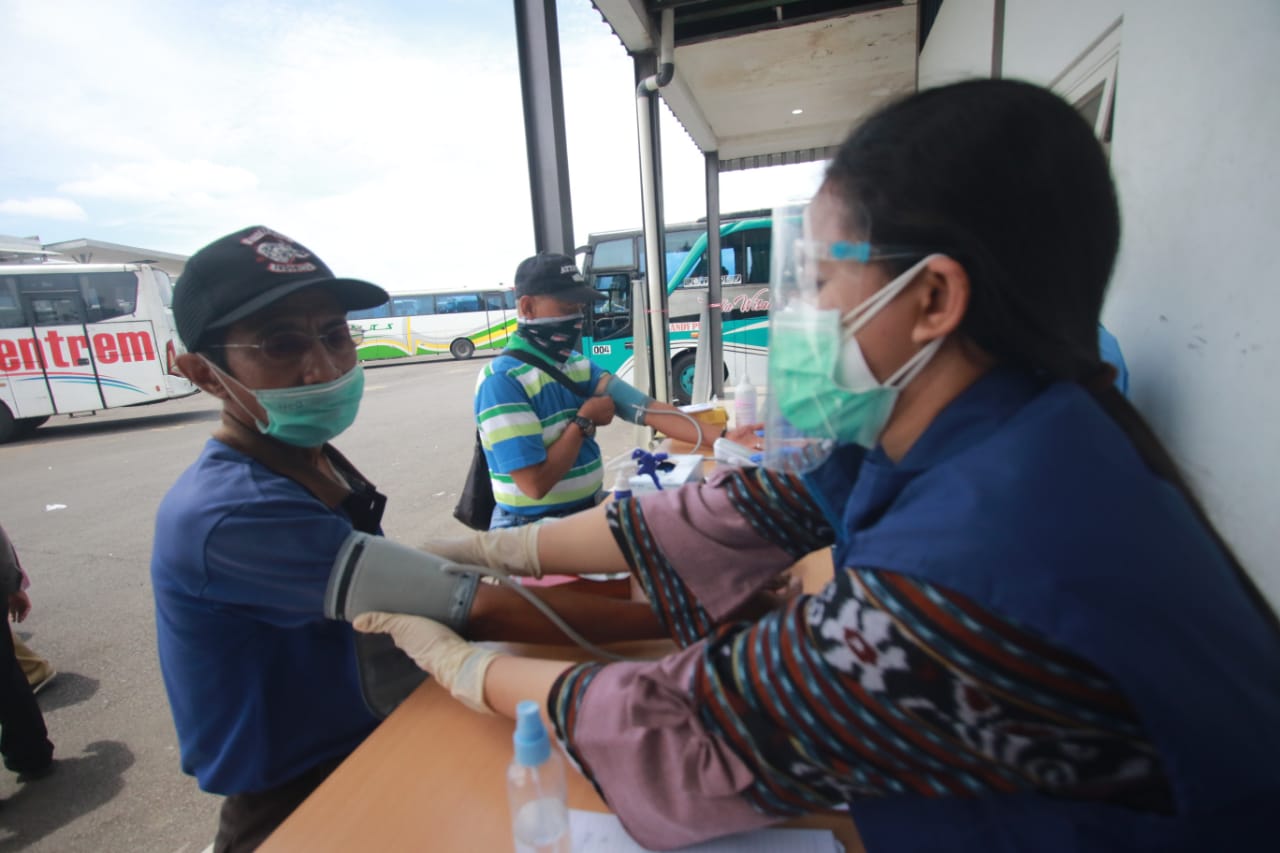 Petugas kesehatan Dinkes Kota Malang melakukan pemeriksaan ke sopir di Terminal Arjosari (Laoh Mahfud / Radar Malang)