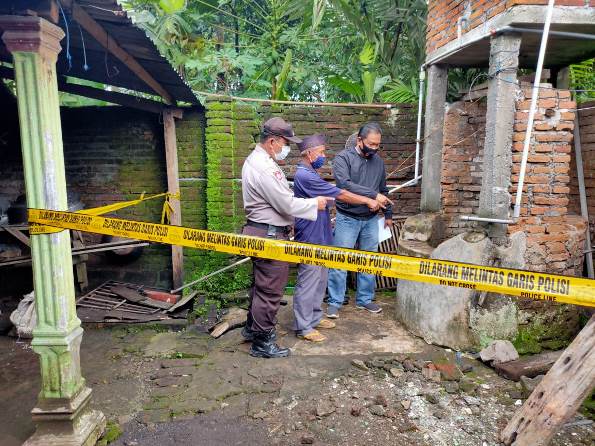 Lokasi sumur tempat Astanem, warga Jalan Tirtonadi, Kromengan, Kabupaten Malang, tercebur diberi garis polisi. (Istimewa)