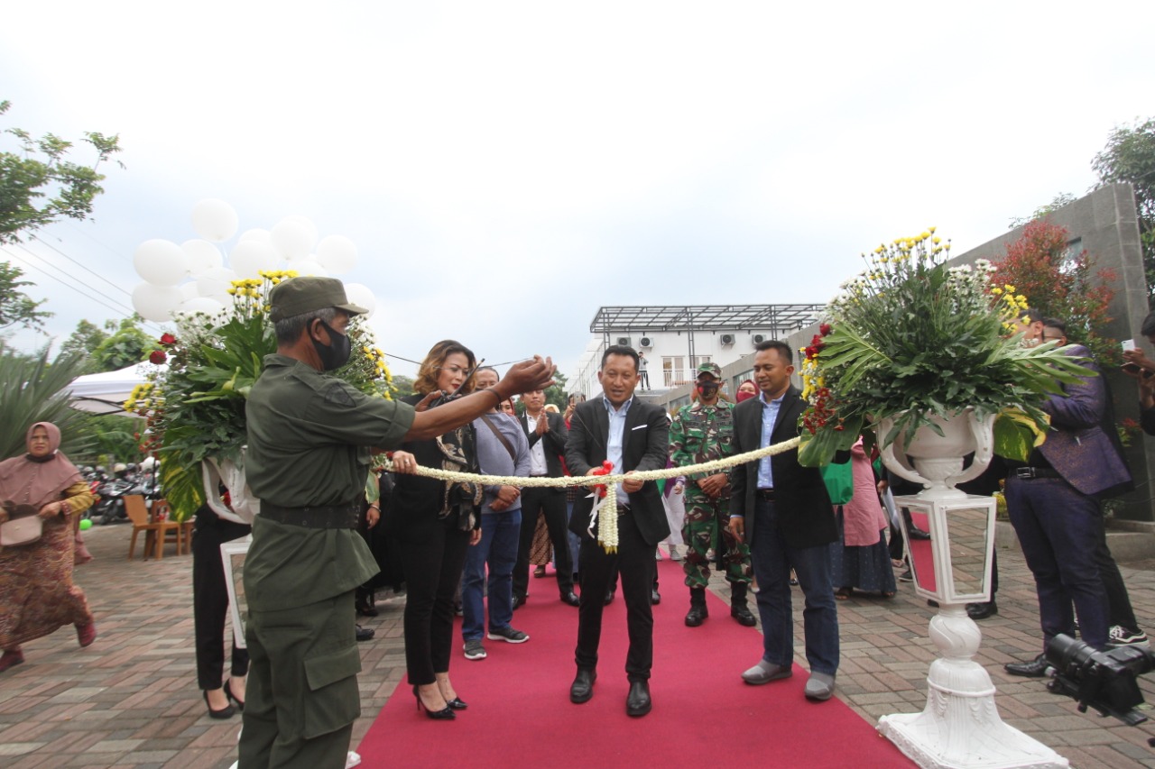 Pemotongan pita menandai serah terima unit perumahan Green Stone City ke user. (Rofia Ismania / Radar Malang)