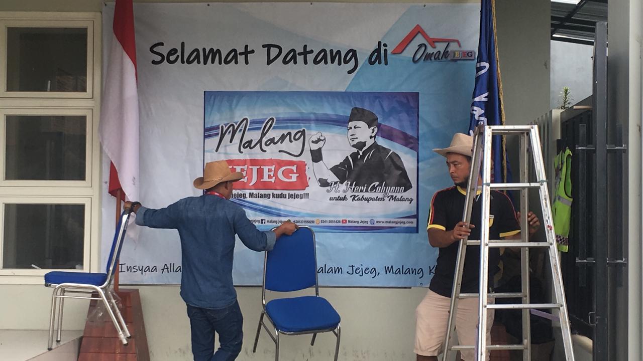Persiapan pemantauan quick count di posko Malang Jejeg (Andika / Radar Malang)