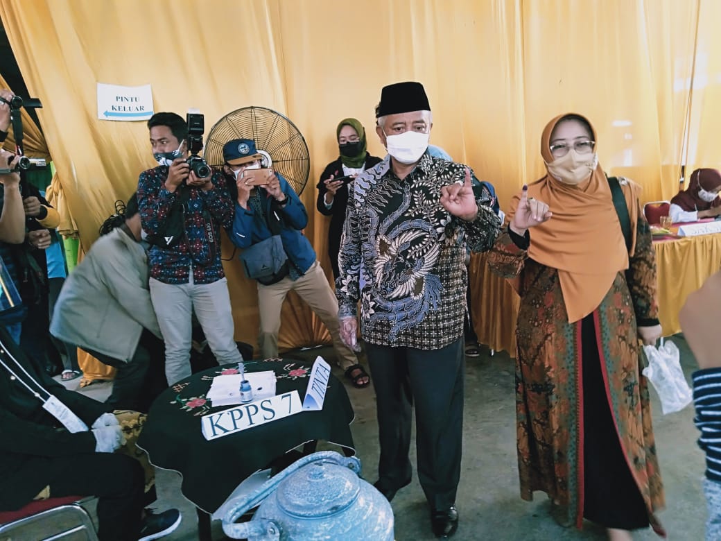 HM Sanusi usai memberikan hak suaranya di TPS 12 Gondanglegi (Imam N / Radar Malang)