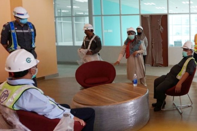 Rektor UM Prof Dr AH Rofi’uddin MPd (kanan) meninjau progres proyek Gedung Kuliah Bersama (GKB), Selasa (8/12).(Istimewa)