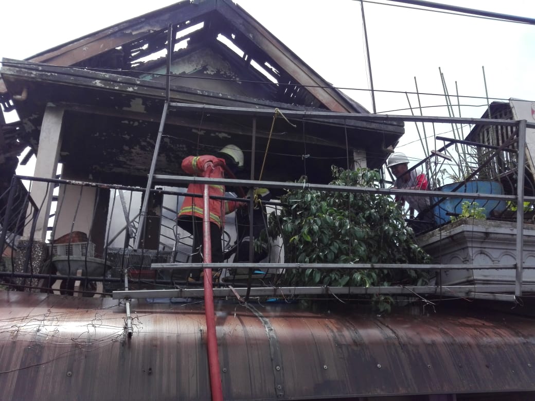 Petugas saat melakukan pendinginan di lokasi kebakaran (Septianur Aji Hariyanto / Radar Malang)