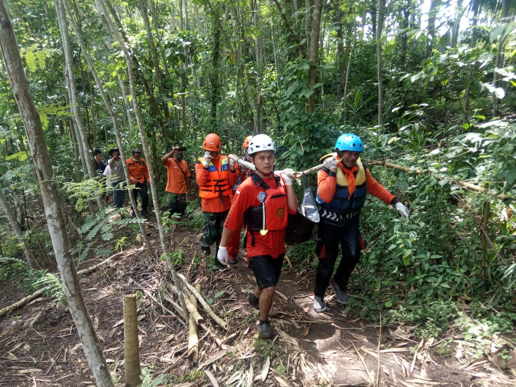 Relawan mengevaluasi mayat korban bunuh diri di Sungai Blobo (Potensi SAR Malang Raya for Radar Malang)