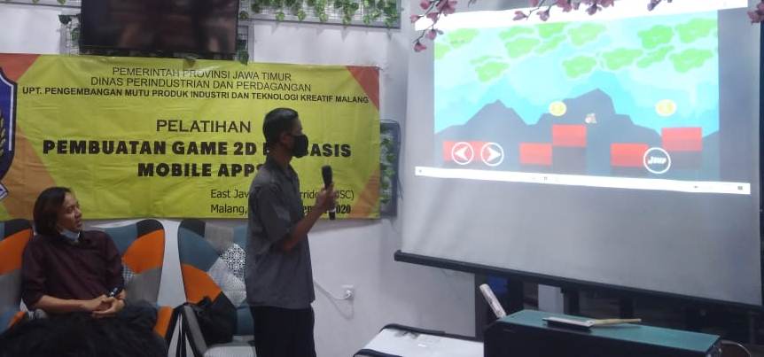 Salah satu peserta pelatihan pembuatan game 2D berbasis mobile aplikasi memaparkan hasil karyanya, Jumat (11/12). (Errica Vannie/Radar Malang)
