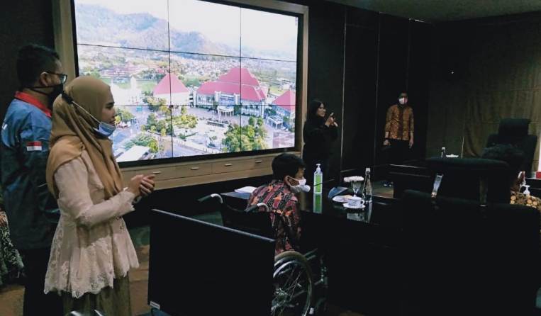 Komunitas difabel shining tuli Kota Batu dan Persatuan Tunanetra Indonesia (Pertuni) Kota Batu memberikan masukan ke Pemkot Batu di ruang rapat utama lantai V Balai Kota Batu, hari ini (11/12) (Imam Nasrodin/Radar Malang)