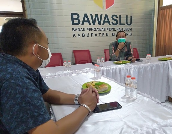 Ketua Bawaslu Kabupaten Malang M Wahyudi (kanan). (Imam Nasrodin/Radar Malang)