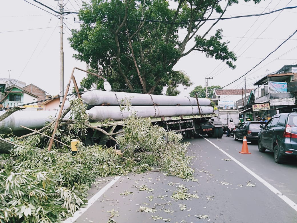 Trailer yang hilang kendali di pertigaan Pendem. Diduga, kecelakaan tersebut terjadi karena kerusakan pada rem. (Istimewa)