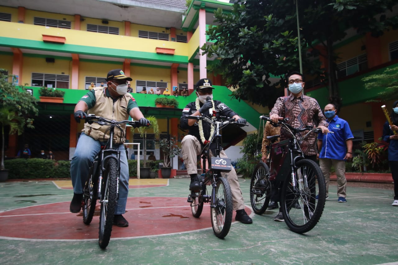 Wawali Kota Malang, Sofyan Edi Jarwoko )tengah) mencoba e-bike buatan siswa SMK Nasional (Laoh Mahfud / Radar Malang)
