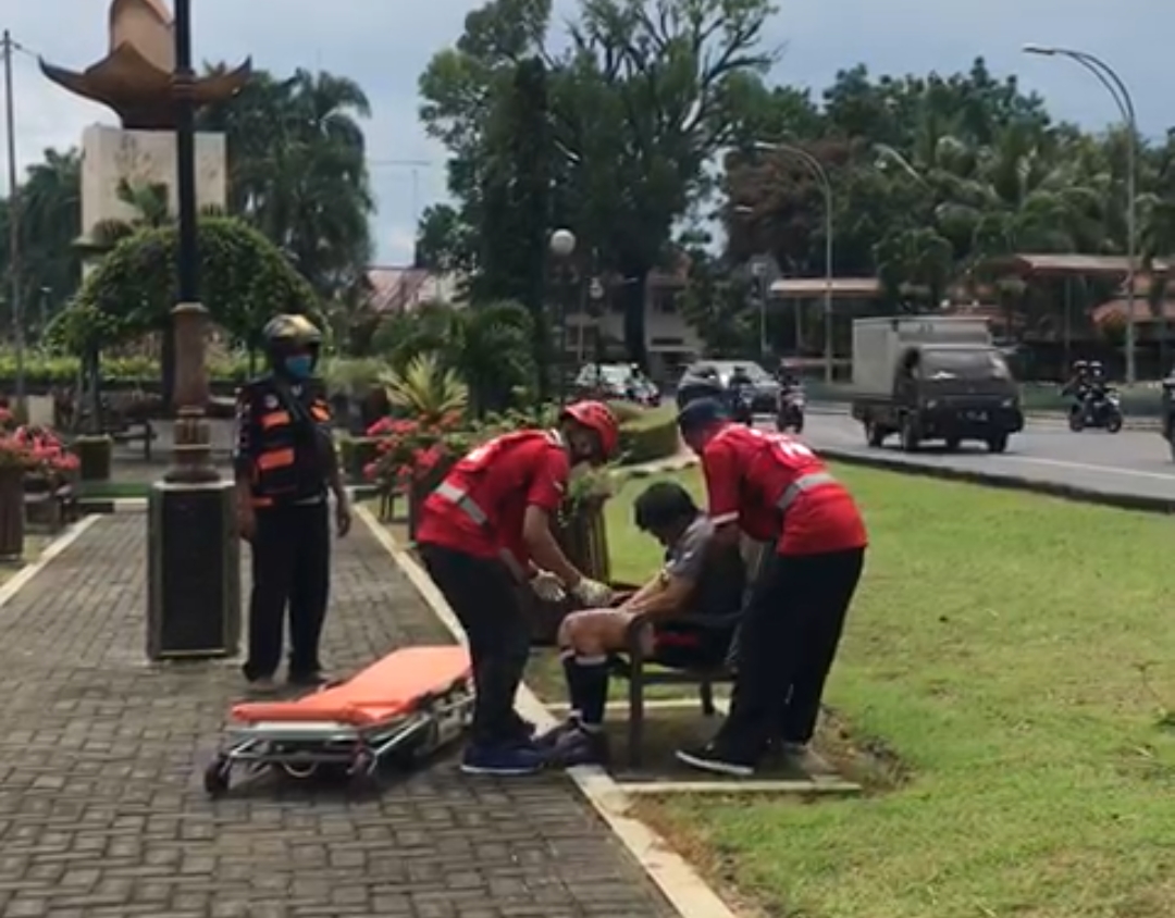 Relawan PMI Kota Malang mengevakuasi pria yang terkulai di bangu Taman Ijen Boulevard (screenshot)