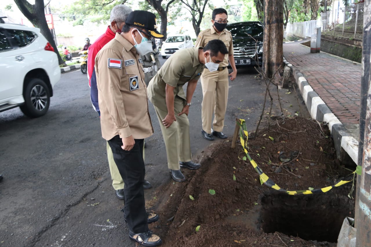 Walikota Malang Sutiaji saat mengecek gorong-gorong di kawasan Jalan Sukarno Hatta (Humas Pemkot Malang for Radar Malang)