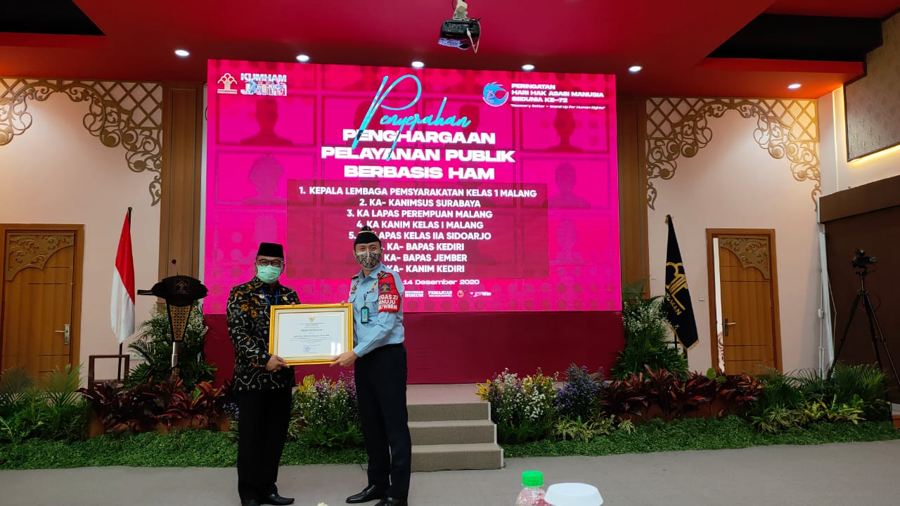 Penghargaan Pelayanan Publik Berbasis HAM (P2HAM) diberikan langsung oleh Kepala Kantor Wilayah Kemenkumham Jatim, Krismono kepada Kepala Kantor Imigrasi Kelas I TPI Malang (istimewa)