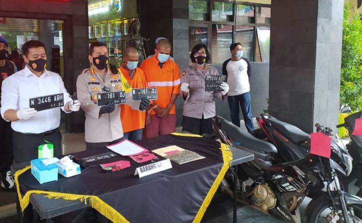 Kapolresta Malang Kota Kombes Pol Leonardus Simarmata (dua dari kiri) saat merilis dua tersangka pelaku curanmor (baju oranye) di Mapolresta Malang Kota, Senin (14/12). (Errica Vannie/Radar Malang)