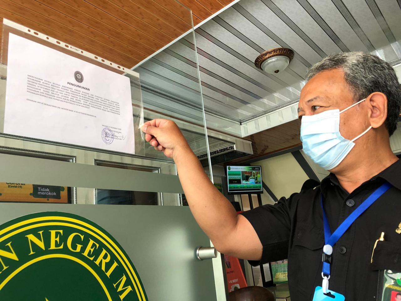 Pengumuman penutupan sementara layanan di Pengadilan Negeri Malang (Lufa Afrian)