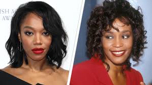 Naomi Ackie (kiri) dan Whitney Houston (ETonline)