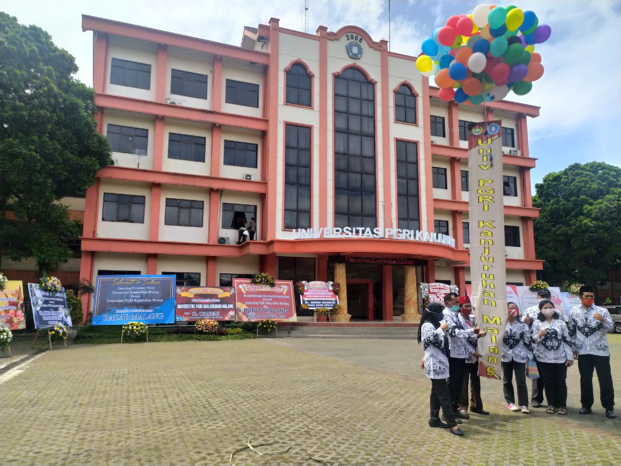 Nama baru Unikama diresmikan hari ini (17/12) ditandai dengan pelepasan balon (Errica Vannie / Radar Malang)