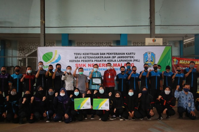 SMKN 6 Malang melakukan kerja sama dengan BPJS Ketenagakerjaan untuk memberikan jaminan perlindungan kecelakaan kerja dan kematian kepada siswa yang melakukan praktik kerja lapangan. (Laoh Mahfud/Radar Malang)