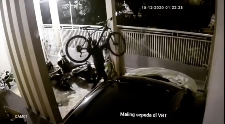 Aksi pencuri sepeda gunung di Perumahan Villa Bukit Tidar yang terekam CCTV, Selasa (15/12) dini hari, yang viral di medsos. (Tangkapan layar)