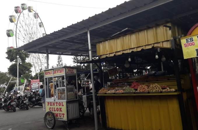 Pedagang kaki lima di  Alun-alun Kota Batu akan dipindahkan sementara menjelang pergantian malam Tahun Baru 2021. (Nugraha Perdana/Radar Batu)
