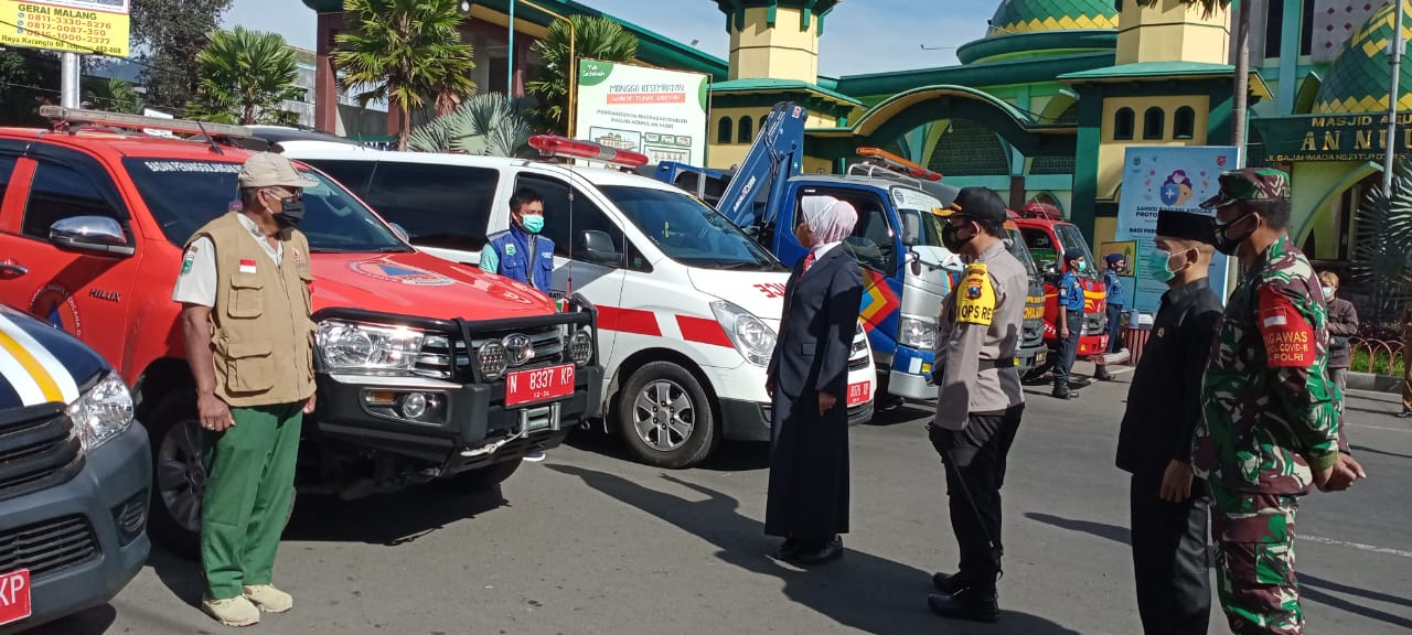 Wali Kota Batu, Dewanti Rumpoko mengecek kesiapan petugas untuk operasi Lilin Semeru 2020 (Nugraha / Radar Malang)