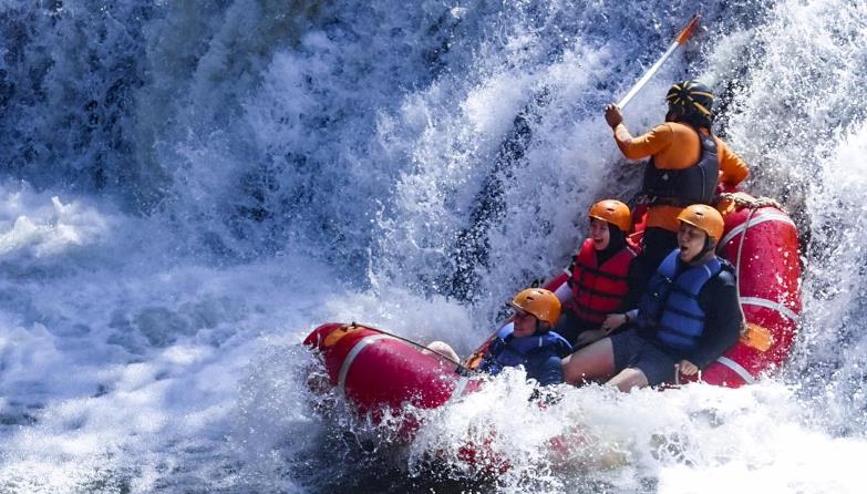 Wisatawan menikmati arung jeram Kaliwatu Rafting. (Istimewa)