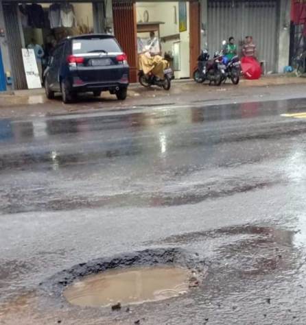 Foto Jalan Kol Sugiono yang berlubang diunggah netizen. (Screenshot)