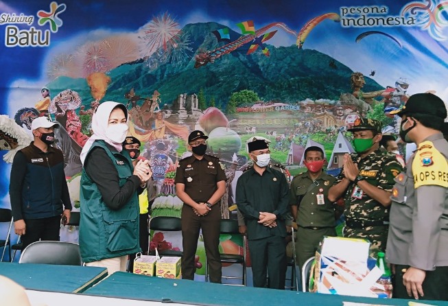 Wali Kota Batu Dewanti Rumpoko bersama Forkopimda mendatangi salah satu Pos Pengamanan Natal 2020 dan Tahun Baru 2021 usai menggelar apel bersama pengamanan libur Nataru, Kamis (24/12). (Imam Nasrodin/Radar Malang)