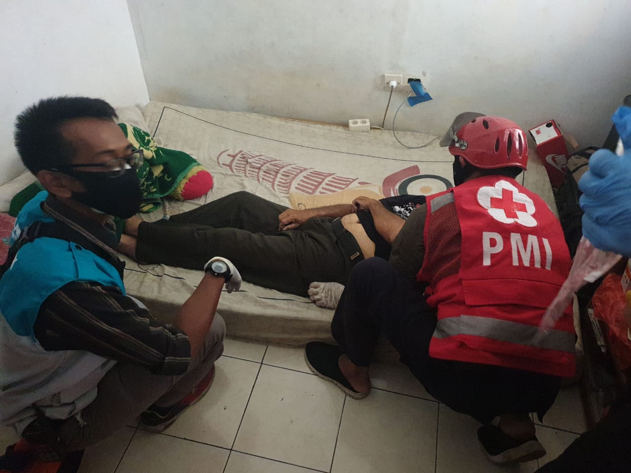 Relawan mengevakuasi mayat korban bunuh diri di Rusunawa Buring (istimewa)