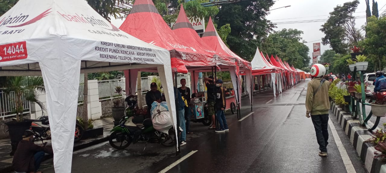 Tenda untuk berjualan di Jalan Panglima Sudirman Kota Batu yang disiapkan untuk para PKL berjualan di malam tahun baru. (Nugraha Perdana / Radar Malang)