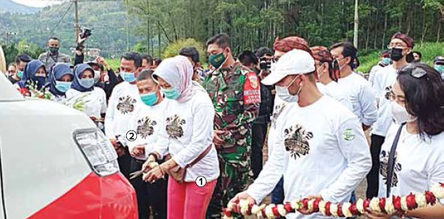 Penyerahan mobil jenazah dari CSR Bank Jatim kepada Pemkot Batu. (Nugraha P/Radar Malang)
