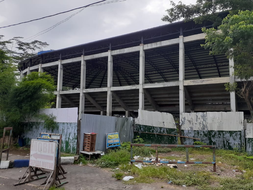 Kondisi GOR Stadion Kanjuruhan yang pembangunannya terhenti karena adanya refocusing anggaran. (Septianur Aji Hariyanto/Radar Malang)