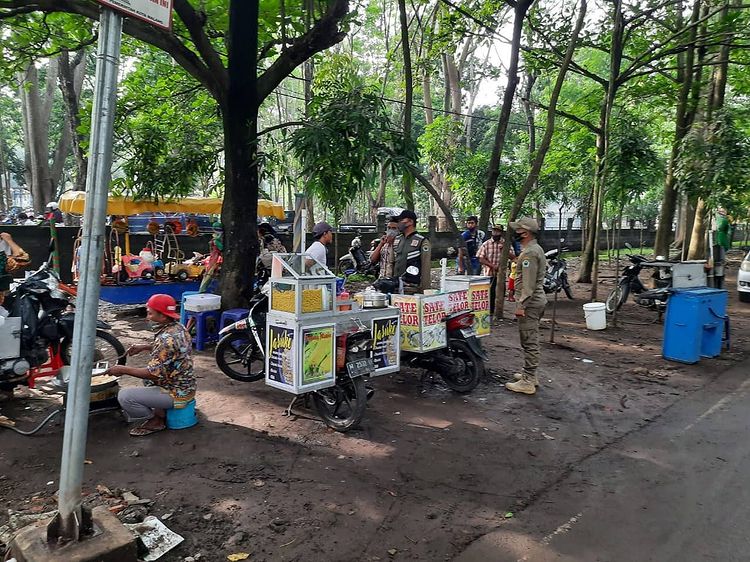 Petugas Satpol PP Kota Malang saat menertibkan PKL mokong. (Satpol PP Kota Malang for Radar Malang)