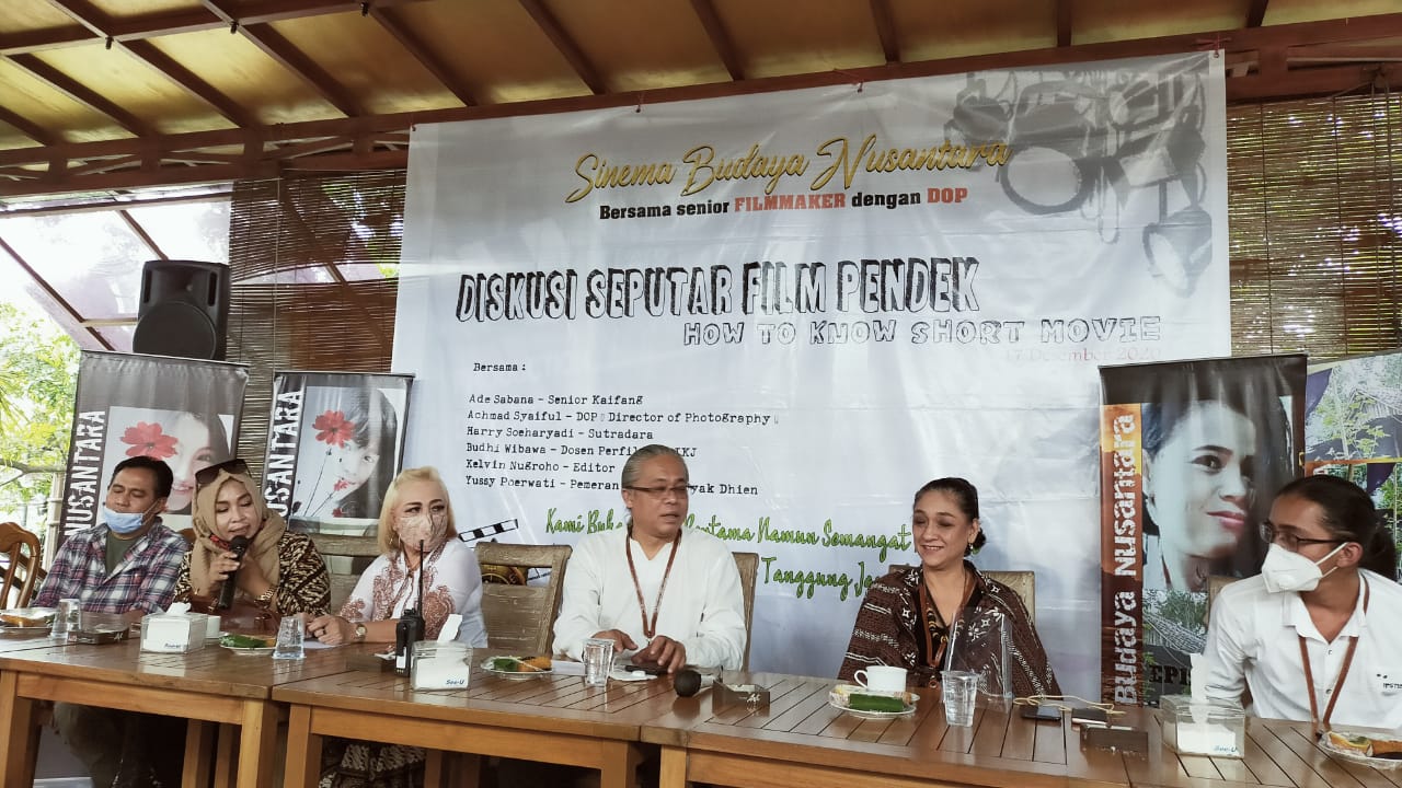 Diskusi tentang film hasil kreasi anak-anak jalanan yang difasilitasi JKJT. (Darmono/Radar Malang)