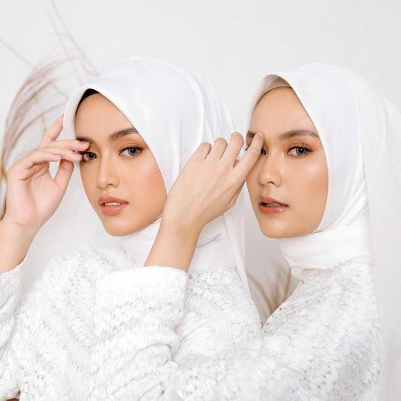 Pemenang Duta Hijab Radar Malang 2020 Nyie Masayu (kiri) dan runner-up Duta Hijab Radar Malang 2020 Ade Rara. (Duta Hijab/Radar Malang)
