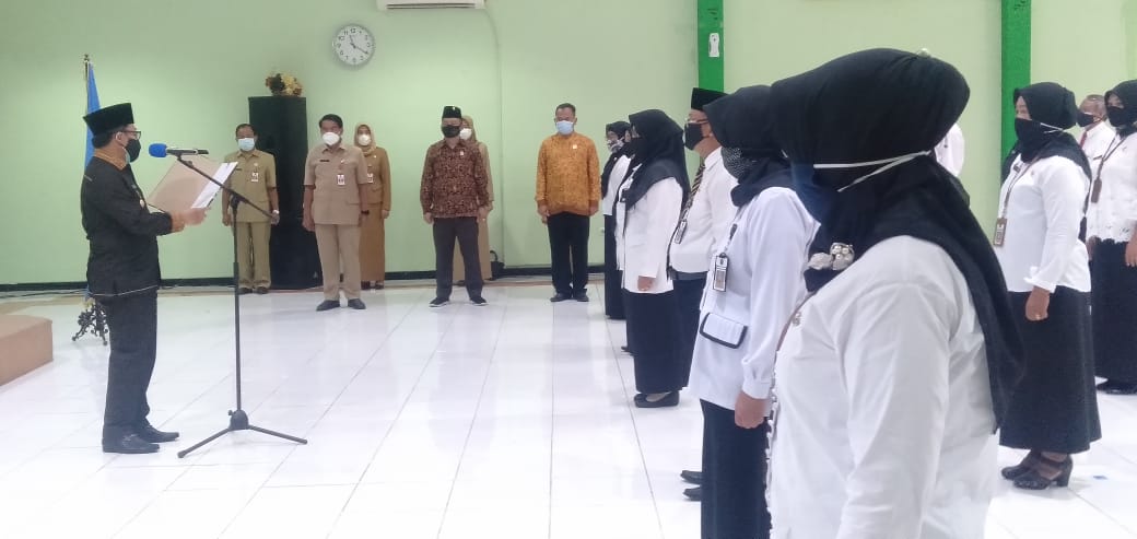 Wali Kota Malang Sutiaji saat melantik kepsek di Aula Dinas Pendidikan dan Kebudayaan Kota Malang. (Errica Vannie/Radar Malang)