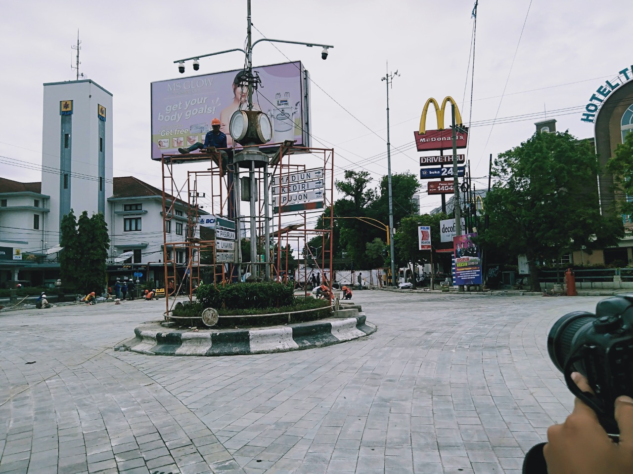 Batu andesit sudah terpasang di depan kantor PLN yang menjadi bagian  kawasan Kajoetangan Heritage. (Imam N/Radar Malang)