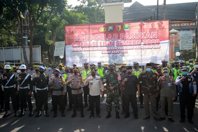 Wali Kota Malang Sutiaji bersama Kapolresta Malang Kota, Kombes Pol Leonardus Simarmata dan Dandim 0833 Kota Malang Letkol Arm Ferdian Primadhona saat apel gelar pasukan kemarin (21/12). (Laoh Mahfud / Radar Malang)
