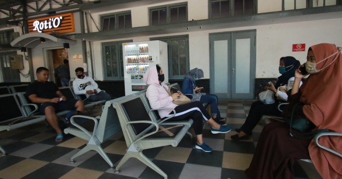 Sejumlah calon penumpang sedang menunggu  kereta api datang di Stasiun Kota Baru. Bersamaan dengan pemberlakuan PPKM Darurat, PT KAI membatalkan sejumlah rute perjalanan. (dok JPRM)