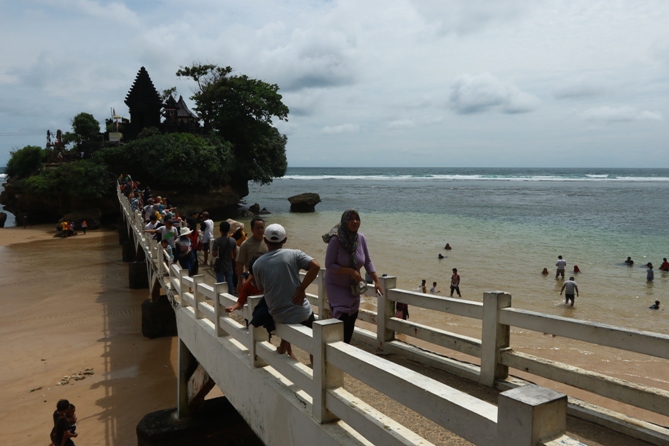 Pengunjung tempat wisata Pantai Balaikambang. Saat PPKM, kawasan wisata Kabupaten Malang tetap dibuka dengan pembatasan (Rubianto/Radar Malang)