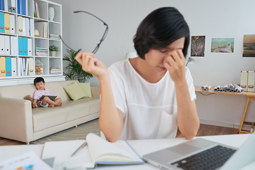 ilustrasi ibu yang mengalami parental burnout saat work from home (centralpennparent)