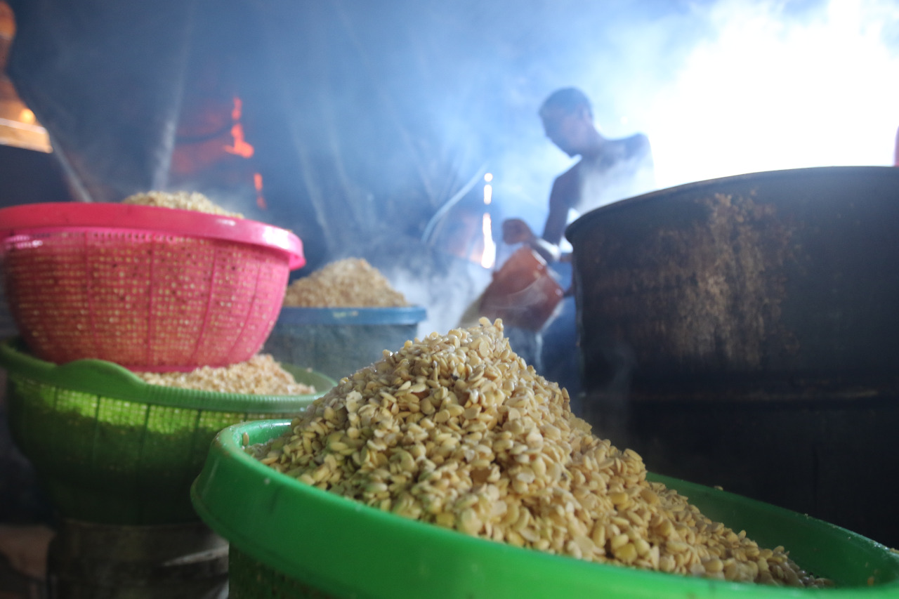 Usaha rumahan produksi tempe di kawasan Sentra Keripik dan Tempe Sanan. Relaksasi kredit diprioritaskan untuk membantu UKM yang terdampak pandemi. (Darmono/Radar Malang)