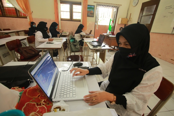 Ilustrasi guru saat menyampaikan pelajaran secara daring beberapa waktu lalu. (dok/Radar Malang)