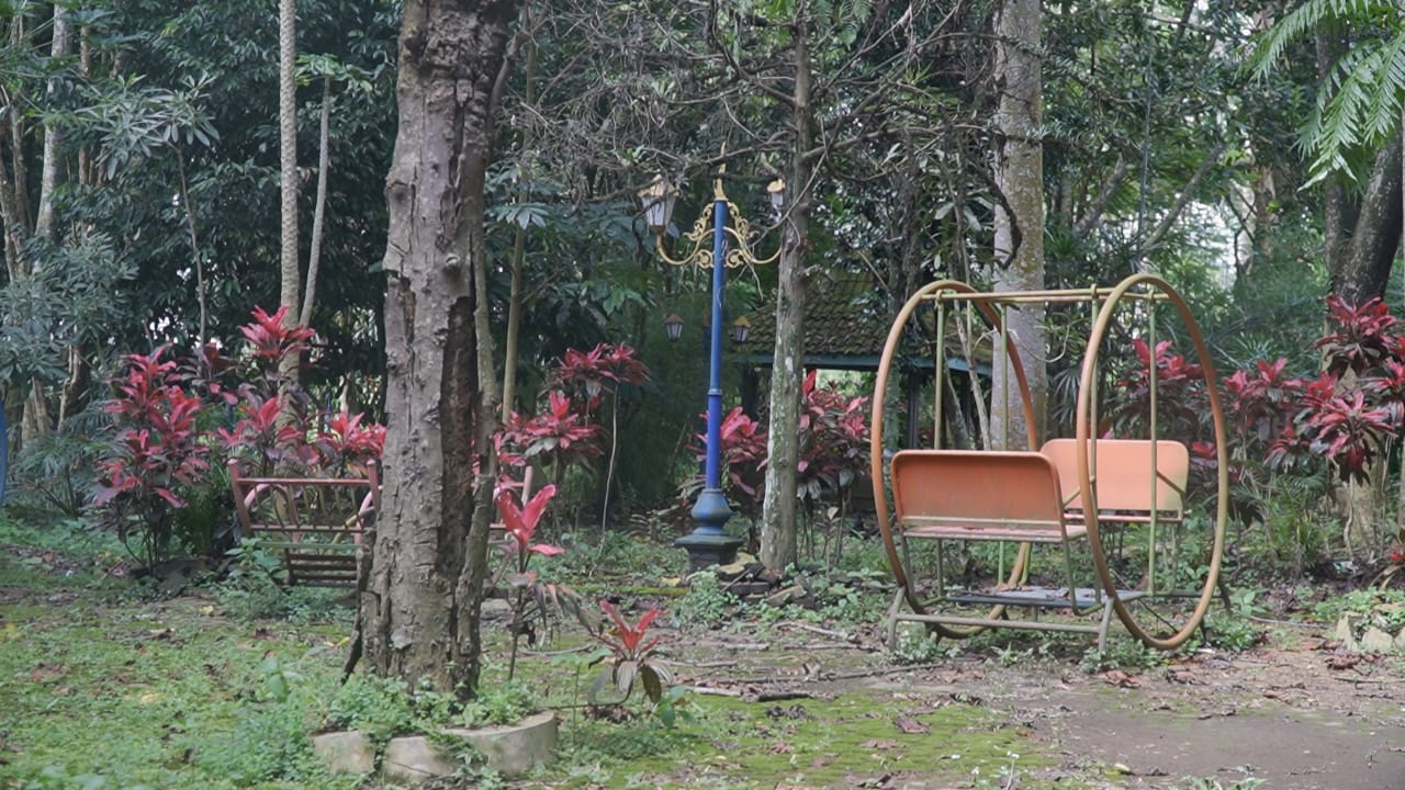 Selain tak lagi dikunjungi wisatawan, fasilitas Taman Buah Jeru juga tak terawat. (Roisyatul Mufidah/Radar Malang).