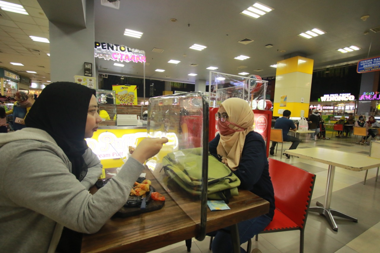 Pengunjung menikmati makan di stand kuliner Matos Kota Malang. Selama PPKM darurat, mal dilarang beroparasi. (dok JPRM/ist)