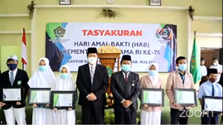 Pemberian penghargaan kepada siswa berprestasi oleh Kemenag Kabupaten Malang. (Roisyatul Mufidah/Radar Malang)